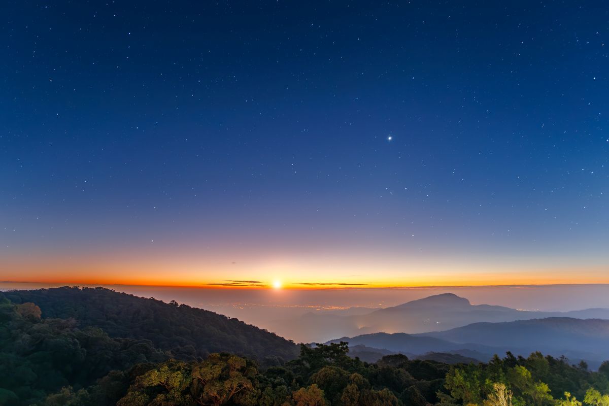 タイ最高峰ドイ・インタノン山の日の出と金星（Shutterstock.com）