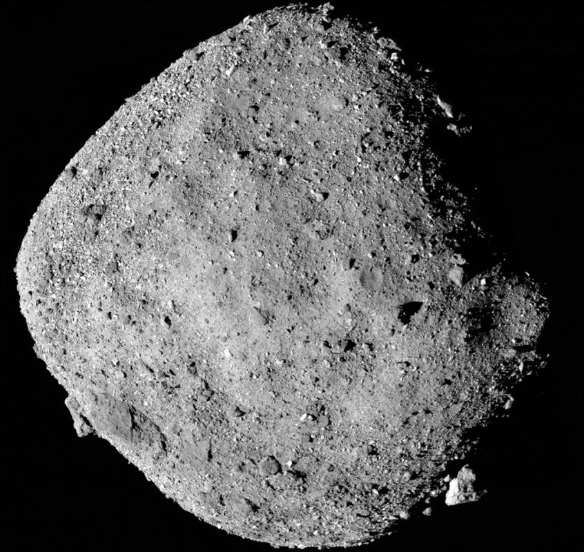 NASAのオシリス・レックス（OSIRIS-REx）探査機が約24kmの距離から撮影した小惑星ベンヌ（Bennu）。OSIRIS-RExはベンヌ表面から採取したサンプル（試料）入りカプセルを2023年9月に地球に投下し地球への小惑星試料持ち帰り（サンプルリターン）に成功した（NASA/Goddard/University of Arizona）