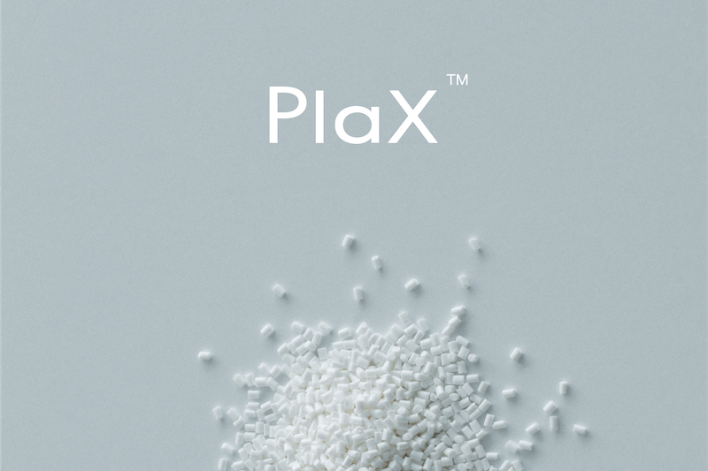 既存のポリ乳酸と比較して、耐熱性は50℃から130℃、耐久性は1〜2年から10年程度、染色性は1.5〜2倍に向上。また、ポリエステル糸1kg製造時のCO２排出量は長繊維で70%、短繊維で50％削減できる。（Bioworks HPより）