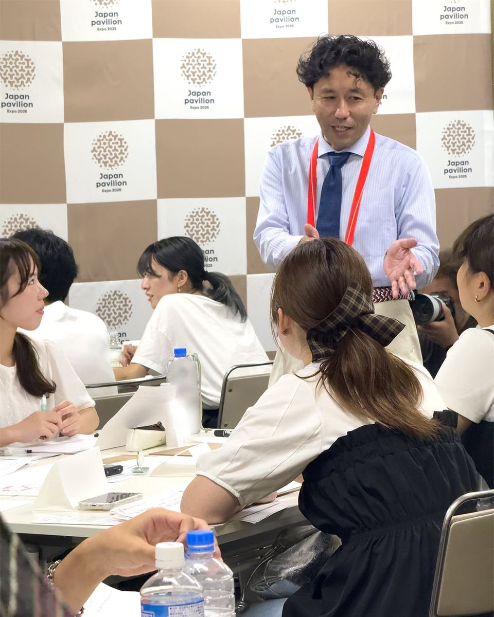 大学生と一緒に問いを考える筆者