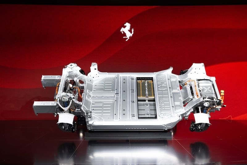 公開されたエレットリカのプラットフォーム。バッテリー容量は122kWhと大きく、530km以上の航続距離を実現する。