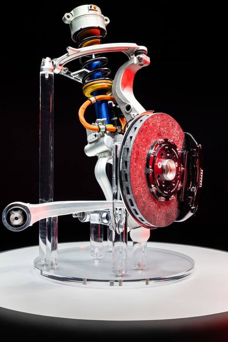 4輪にアクティブサスペンションを装備するのもエレットリカの特徴。主要部品はカナダ･マルチマチック社との共同開発。