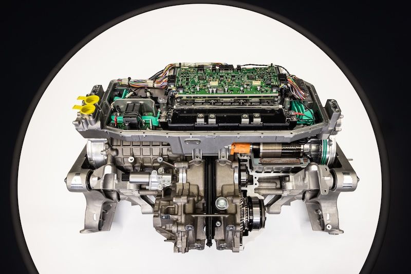 eアクスルと呼ばれるエレットリカの車軸。2基のモーター、減速機、コントロールユニットなどがコンパクトにまとめられている。