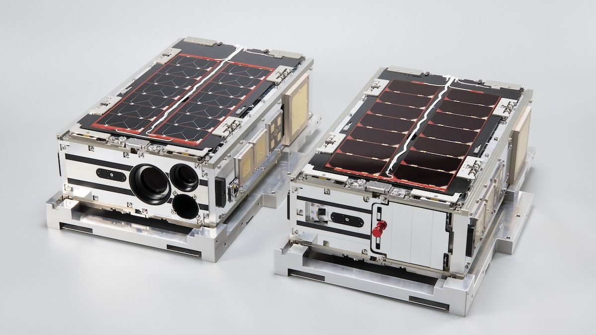 アークエッジ・スペースが手がける超小型衛星は一辺10cmの基幹ユニットを3～6個組み合わせて構成。重量は10～30kg程度で開発期間も短い。写真はリモートセンシング技術実証用の「AE2a」と海洋向け通信技術実証用の「AE3Va」（左から）。