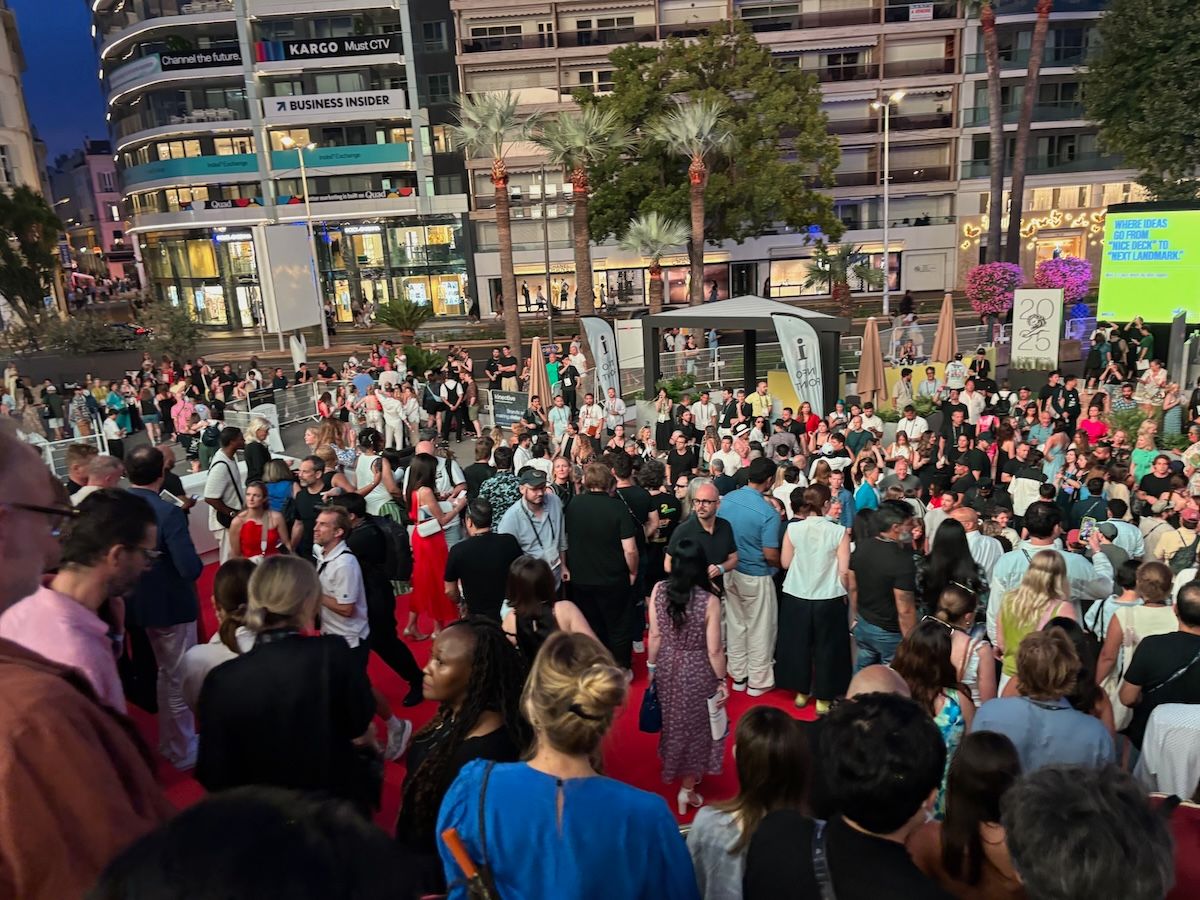 毎日19時～21時のカンヌライオンズ贈賞式。閉会後に参加者でごった返す会場外の様子（筆者撮影）