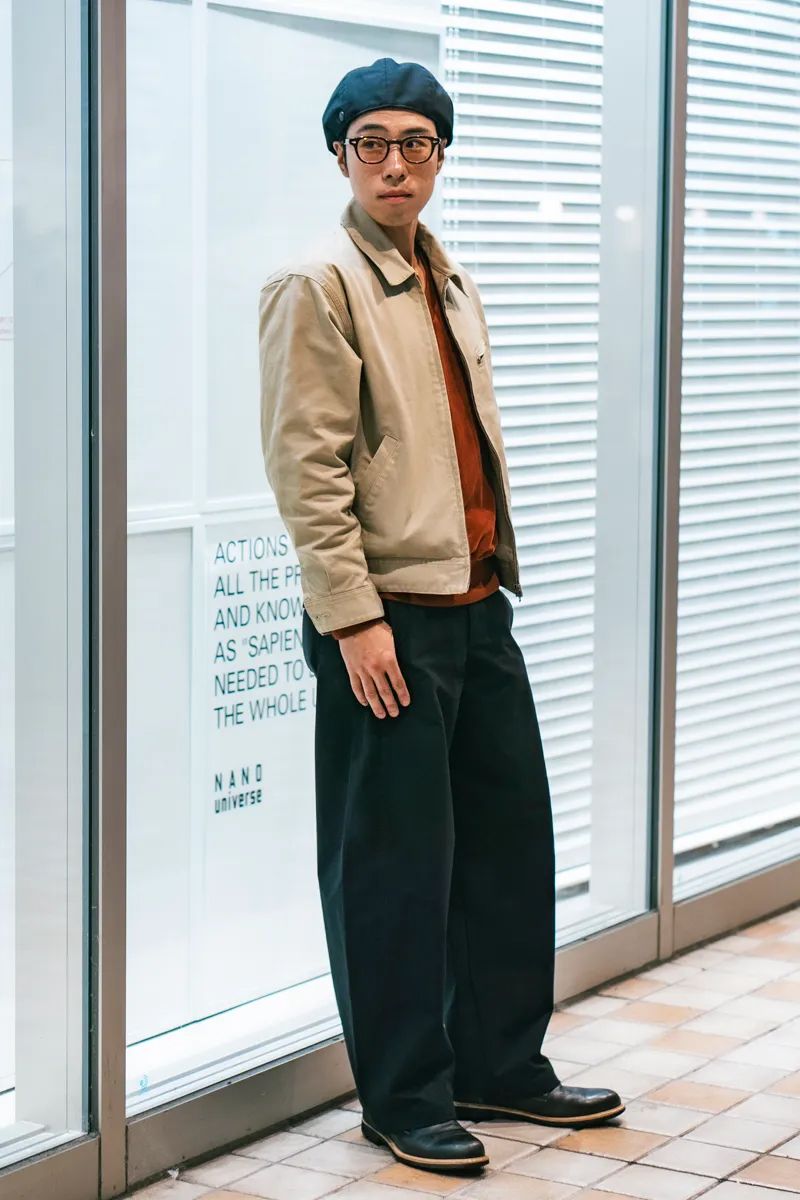 ジャケット、パンツ＝ともにユニクロ　ニット＝古着　シューズ＝ホーキンス　帽子＝シーピーエイチ　眼鏡＝ジュリアスタートオプティカル　腕時計＝セイコー