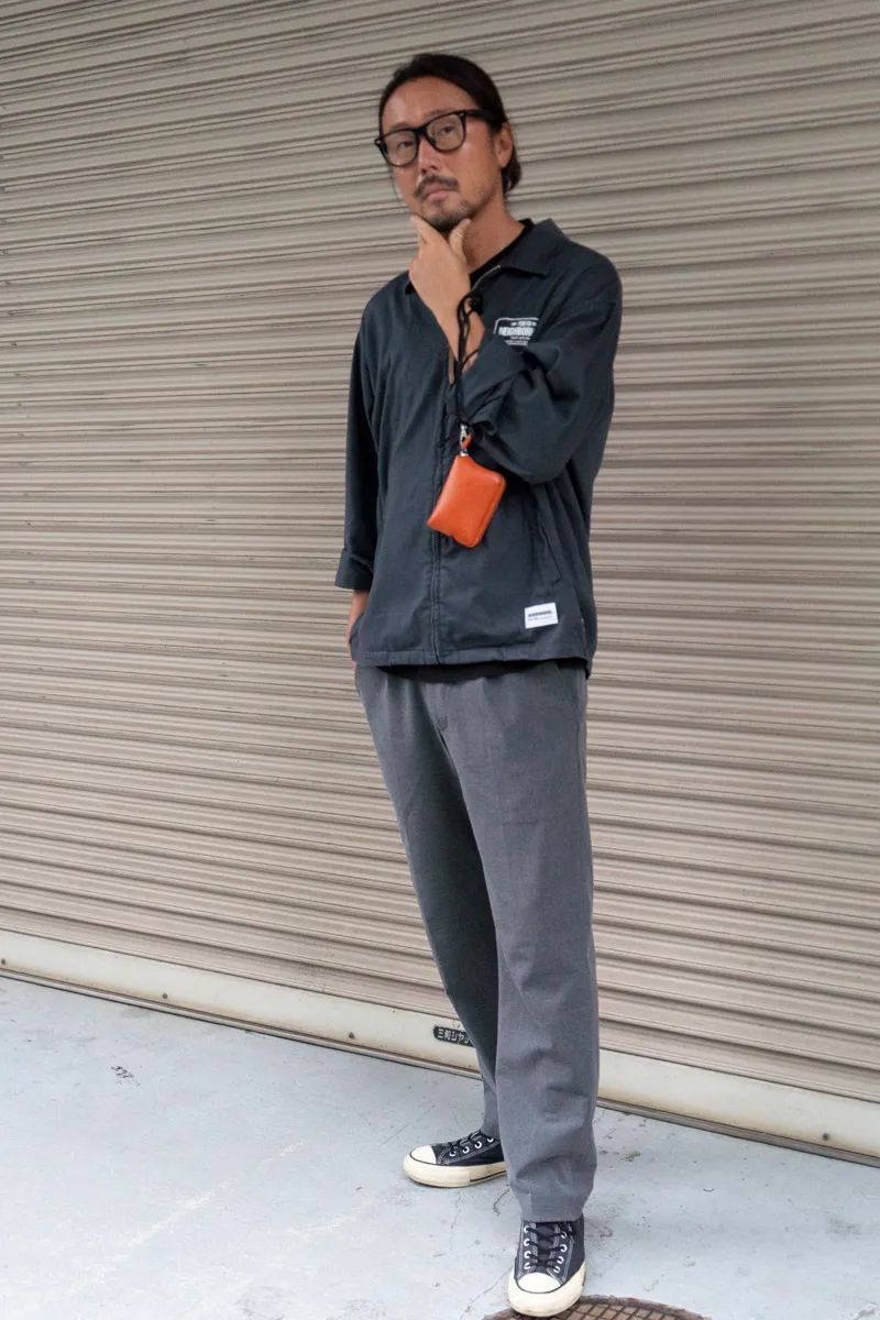 ジャケット＝ネイバーフッド　Tシャツ＝ワコマリア　パンツ＝古着　シューズ＝コンバース　眼鏡＝レイバン　バッグ＝エルメス