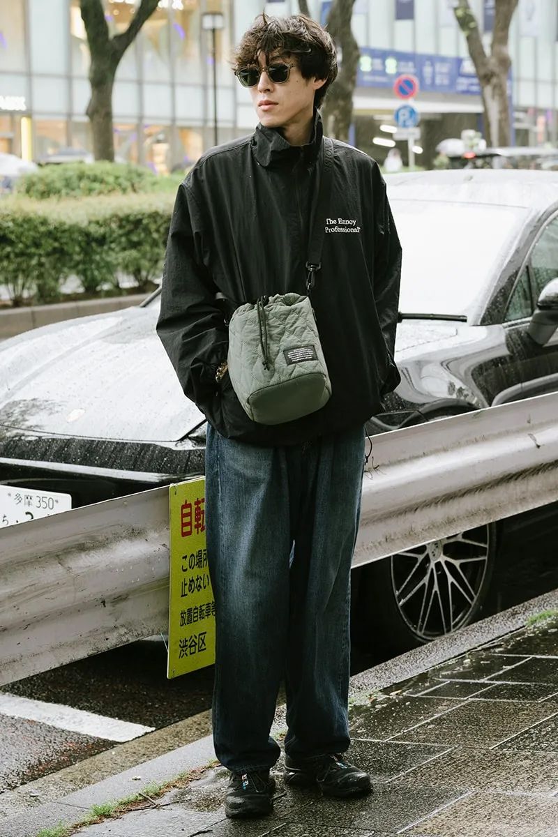 ブルゾン＝エンノイ　デニム＝グラフペーパー　スニーカー＝サロモン　サングラス、バッグ＝ともに不明