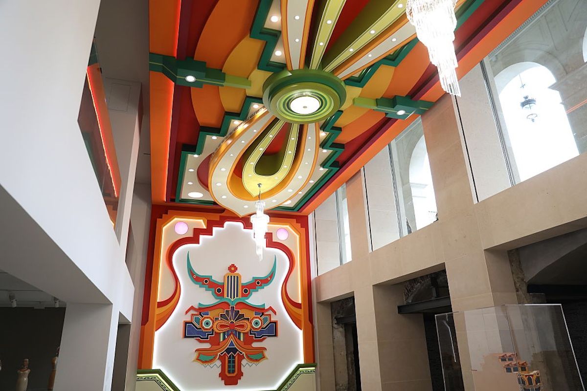 パリのパレ・ロワイヤル広場で開催中の展覧会「エクスポジション ジェネラル」展の様子（Photo by Mohamad Salaheldin Abdelg Alsayed/Anadolu via Getty Images）