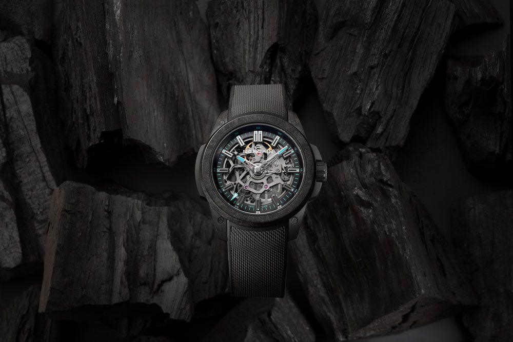 ワイルドワン スケルトン JP 42MM：ブラックのハイテク素材ノルテックにアンスラサイトグレーのラバー製ミドルケースを組み合わせ、シックな雰囲気に。自動巻きムーブメントのCal.N08Sはスケルトン仕上げされており、時計の鼓動を鑑賞できる。自動巻き、ノルテックケース、ケース径42㎜。日本限定。￥1,023,000