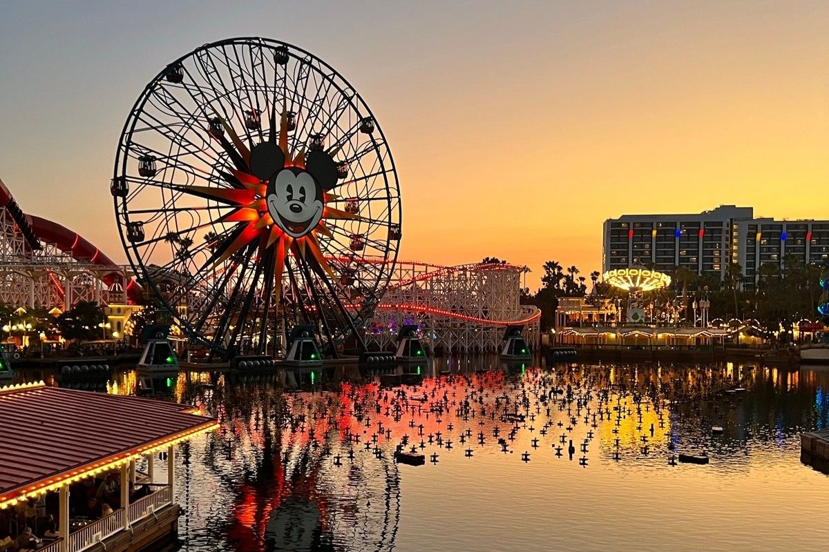 ディズニーランド（Roseerania / Shutterstock.com）