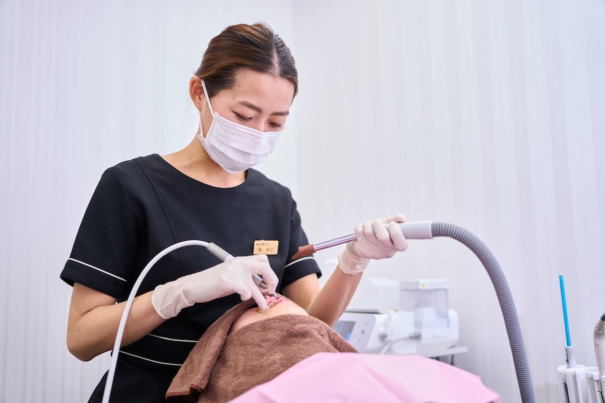 施術は100時間以上の研修を受けたプロフェッショナルが行う。オフィスホワイトニング（約８分×2照射、税込み1万5400円）、デンタルエステ スタンダードコース（50分、税込み1万1000円）などを提供している。