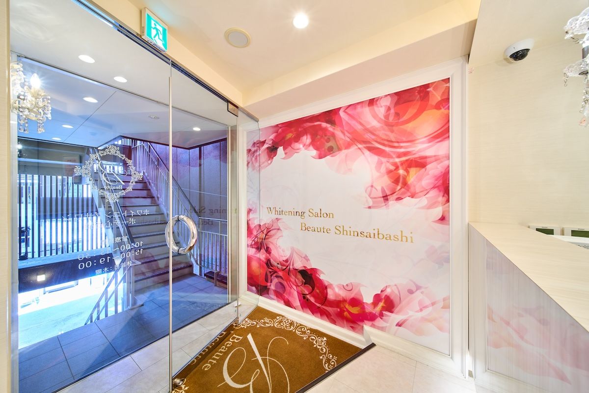 ホワイトニング専門クリニックは、東京2店舗、大阪2店舗、神戸、沖縄の計6店舗を展開する。