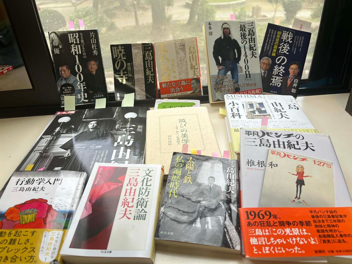 生誕100年を機に三島関連本が溢れる。写真は今回の原稿で参照した書籍