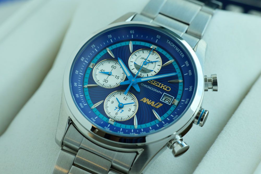 エンジンをイメージしたダイヤル装飾が特徴。上品なカラーリングは、使うシーンを選ばない。