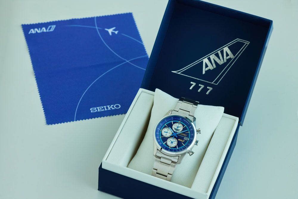 専用ボックスには、ボーイング777の垂直尾翼をデザイン。ANA STORE ＠SKYでの販売は限定オリジナルクロスも付属する。SEIKO for ANA 777デザイン オリジナルウオッチ 電池式クオーツ、ステンレスケース、ケース径約39㎜。￥59,800（税込）