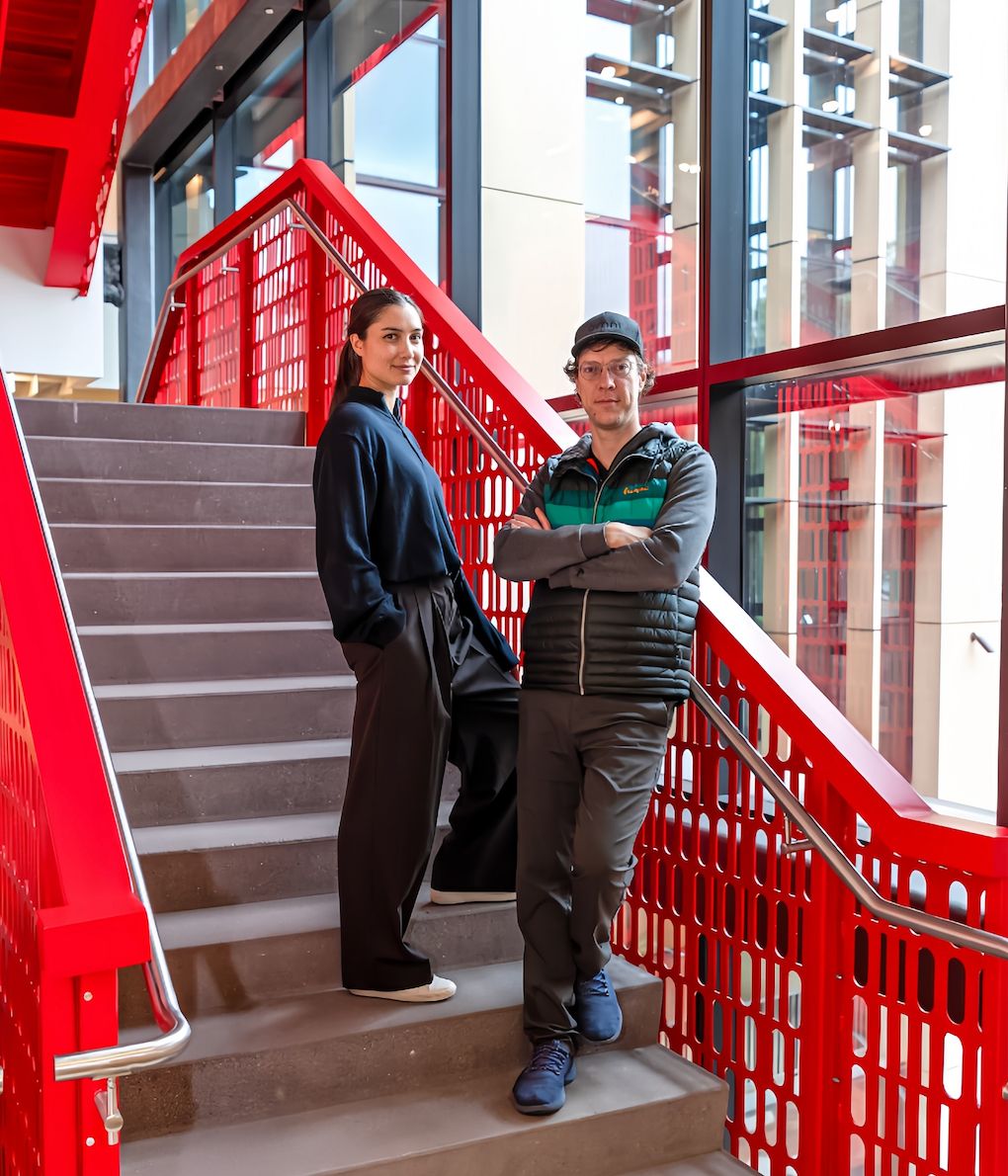 アップルでエンジニアとしての勤務経験をもつサイモン（前）とサブリナ（後ろ）　　Courtesy of the author