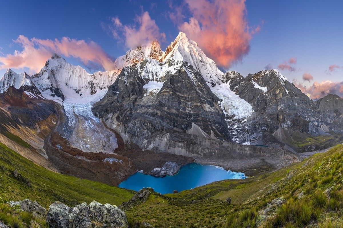 標高4877mで撮影された夕焼け、ペルーのシウラ・グランデ山とイェルパハ山（(c) Jason Weiss of Golden, Colorado, USA. Photos courtesy of Nature's Best Photography, All rights reserved.）
