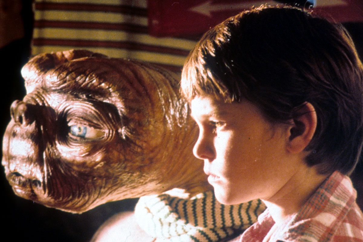 『E.T.』の1シーン。ヘンリー・トーマスとともに窓の外を見つめるE.T.（Universal Pictures/Getty Images）