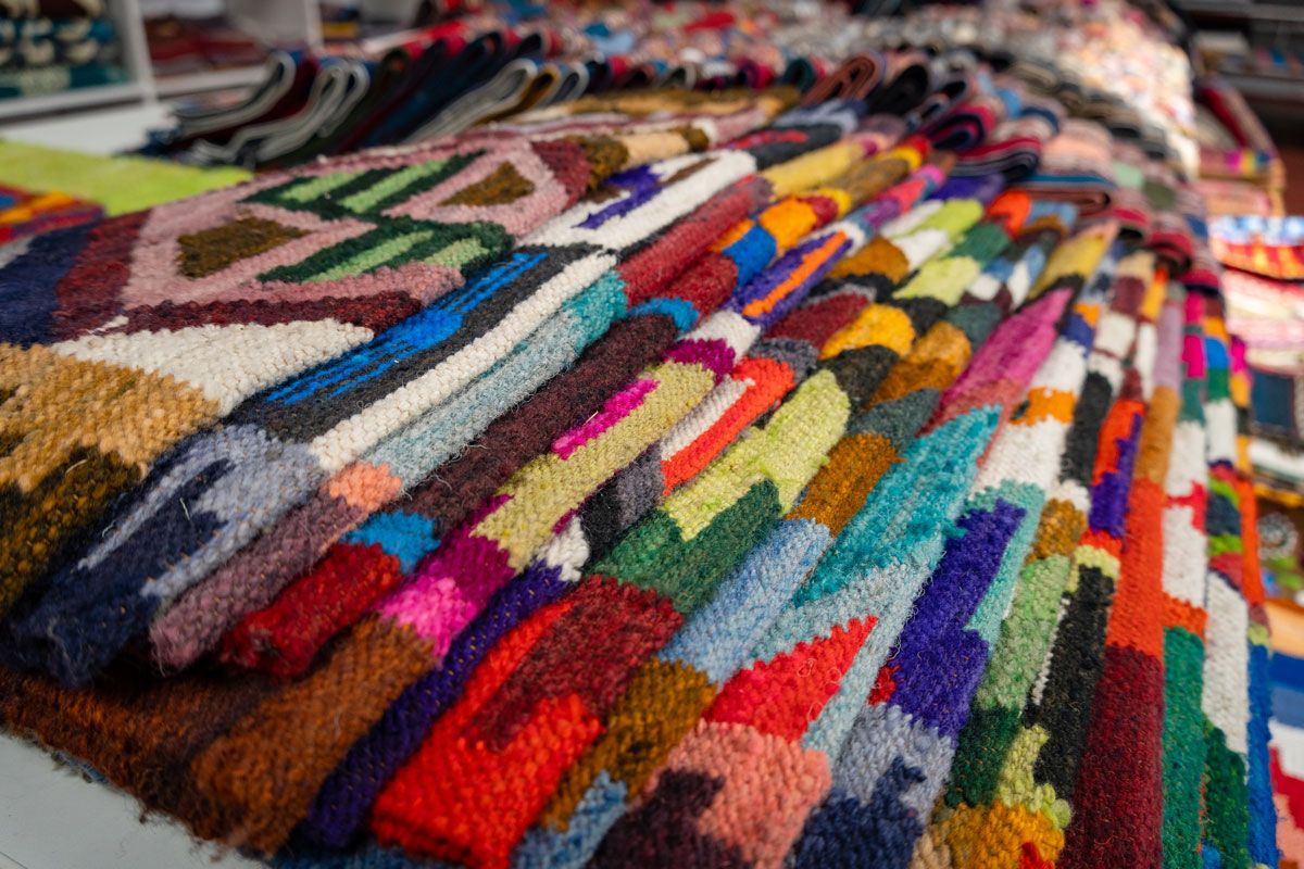 南米の職人によって作られたアルパカウールの衣類（Shutterstock.com）