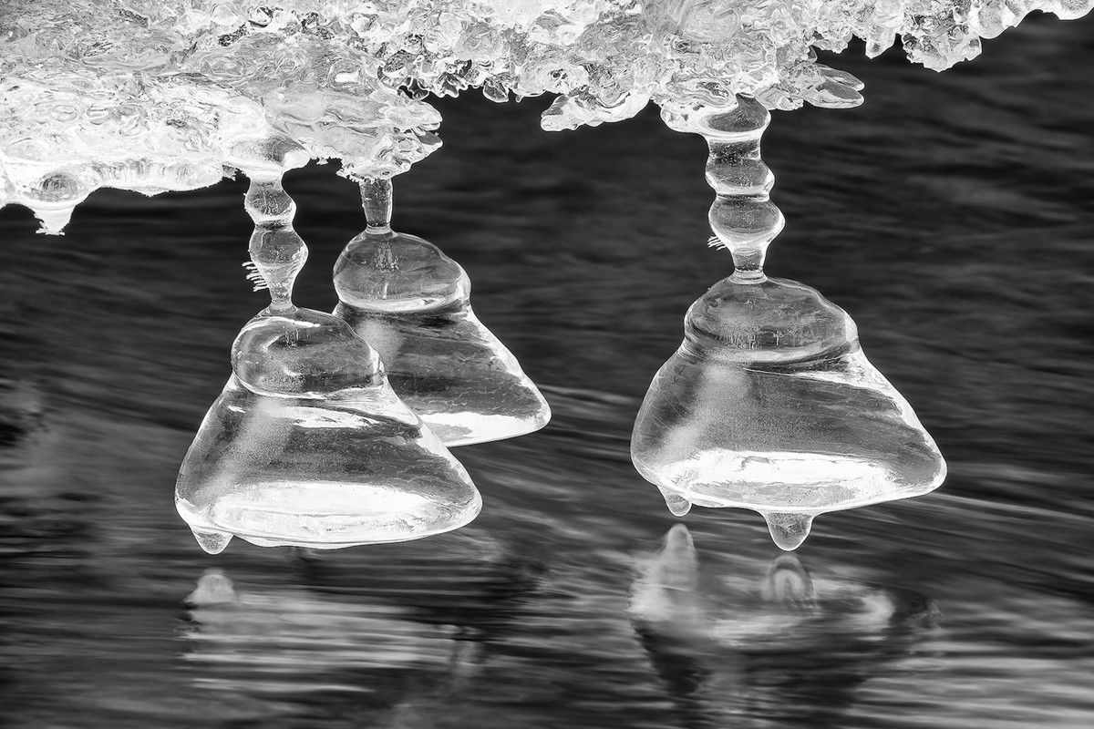 鐘の形をしたつらら（(c) Ray Bulson of Eagle River, Alaska, USA. Photos courtesy of Nature's Best Photography, All rights reserved.）