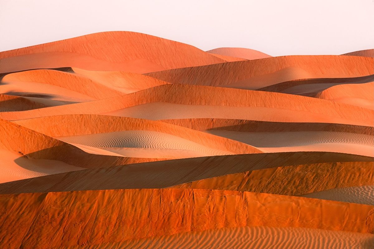オレンジ色の砂漠の砂丘群（(c) Matteo Strassera of Rome, Italy. Photos courtesy of Nature's Best Photography, All rights reserved.）