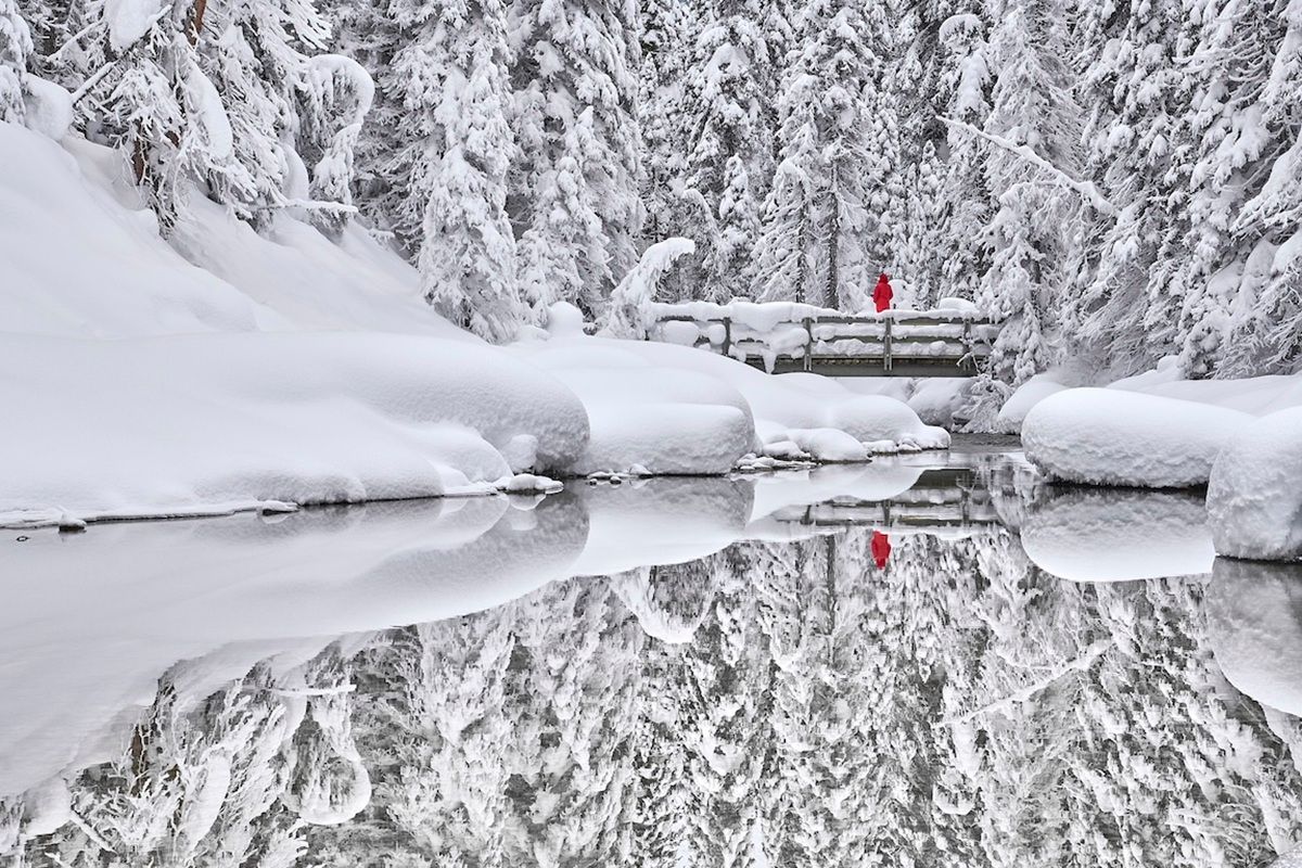 エメラルドレイクの水面に映る光景（(c) Nadeem Sufi of Chesterfield, Missouri, USA. Photos courtesy of Nature's Best Photography, All rights reserved.）