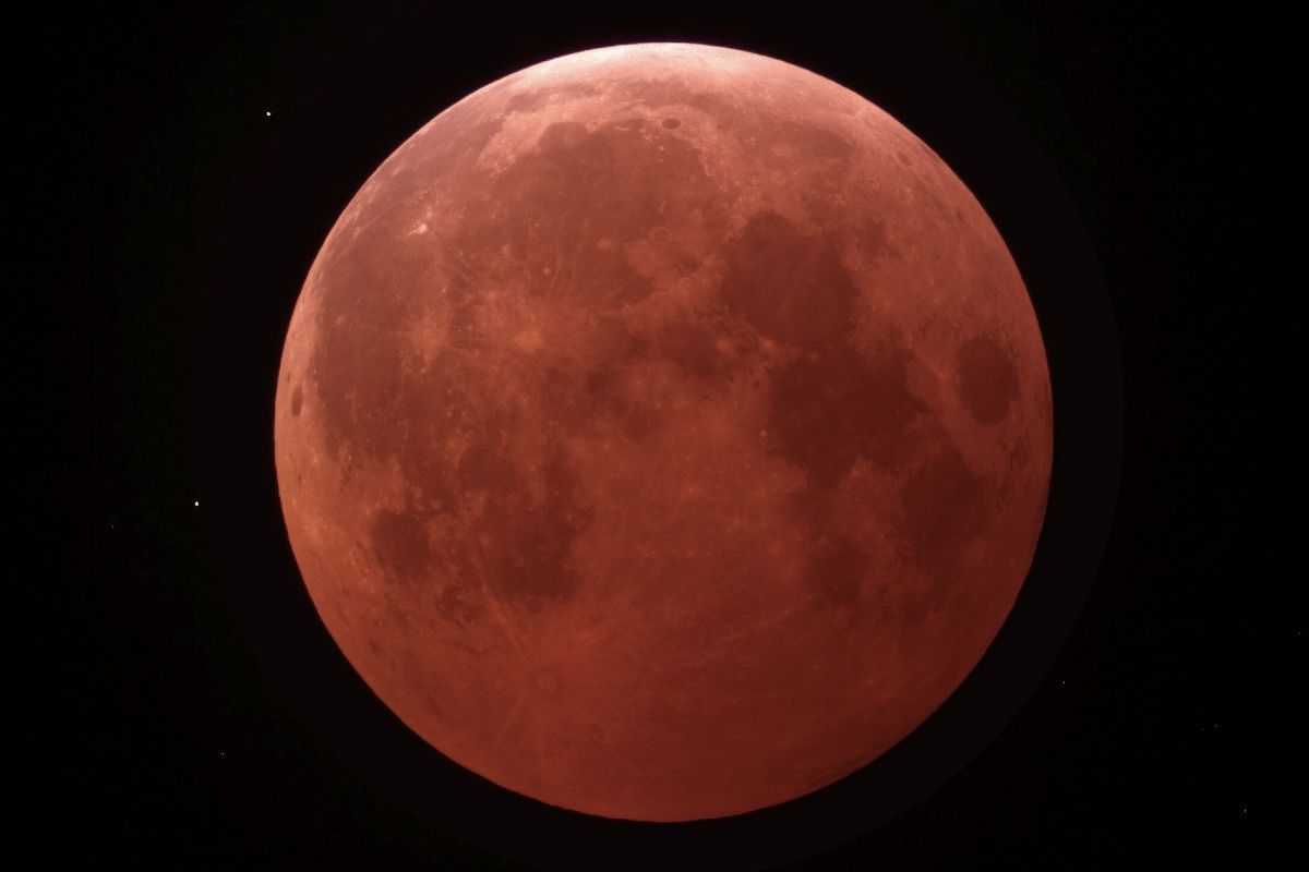 皆既月食の「ブラッドムーン」。2025年3月14日撮影（Brucewaters, CC BY-SA 4.0 <https://creativecommons.org/licenses/by-sa/4.0>, via Wikimedia Commons）