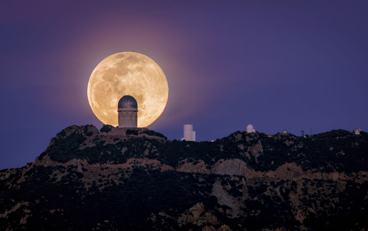 米アリゾナ州トゥーソン郊外にあるキットピーク国立天文台（KPNO）の口径4mメイヨール望遠鏡の背後に昇る満月。2022年撮影（M. Hunt/KPNO/NOIRLab/NSF/AURA）
