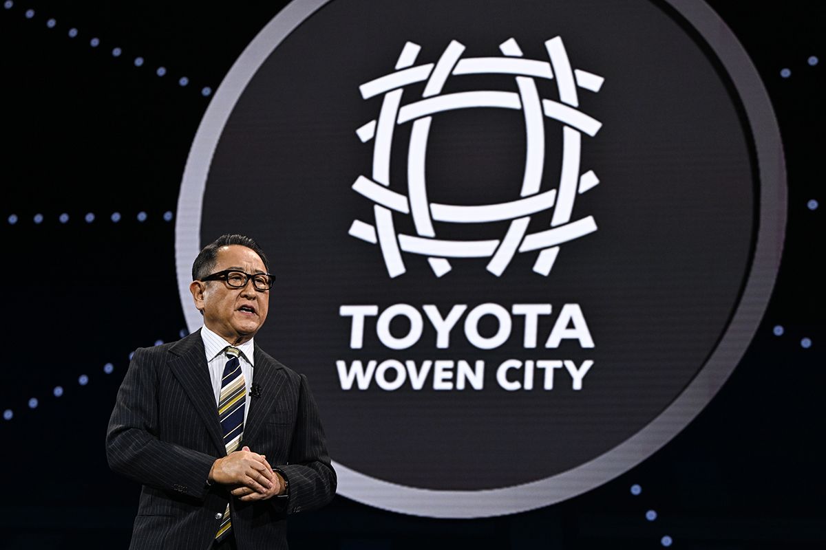 2025年9月末、「Toyota Woven City」を公式にローンチしたトヨタ自動車の豊田章男会長（写真）。「トヨタのように時代に適応しようとする姿勢が重要」だとウィッタカー教授も評価する　　Artur Widak / NurPhoto / Getty Images