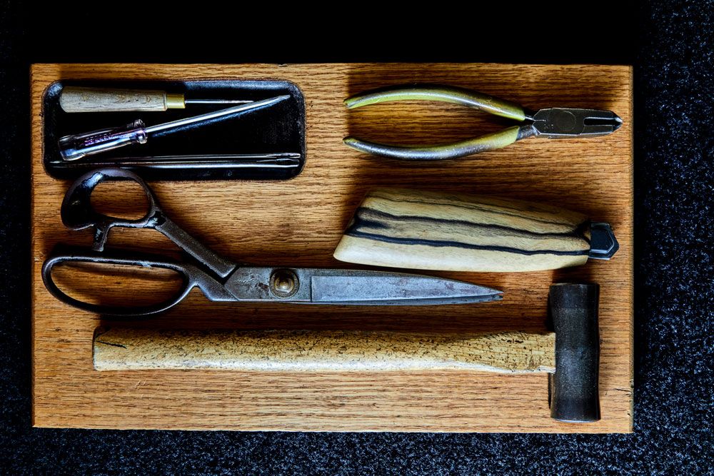 職人の長尾さんが見せてくれた道具類。カッターには黒柿の木でつくった柄をカスタマイズ