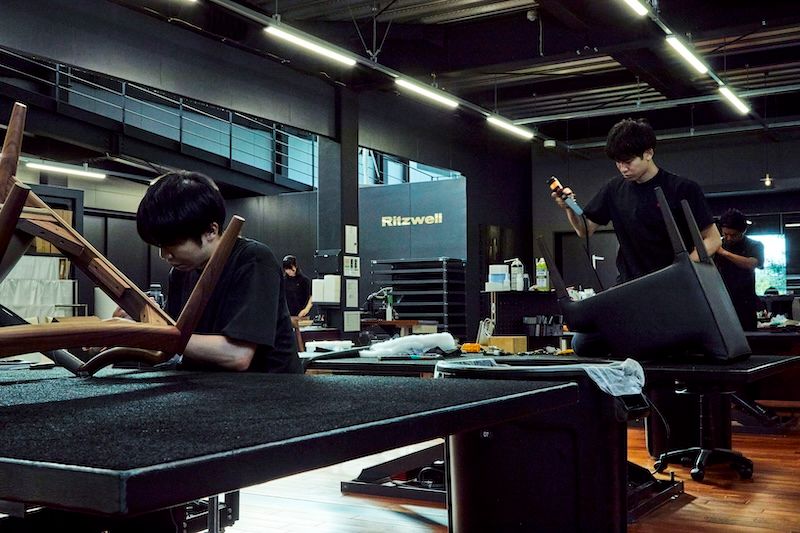 音楽が流れる工場。「雨の日には雨の日らしい音楽を、と職人たちで話し合って決めているそうです」（広報・若山良子さん）