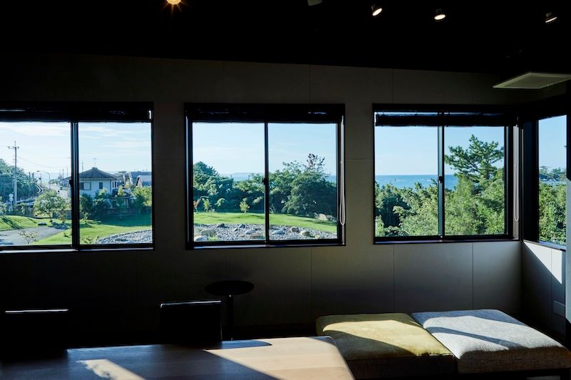 シーサイドファクトリー2階にある職人たちの休憩ルームからは、糸島の海の絶景が望める。