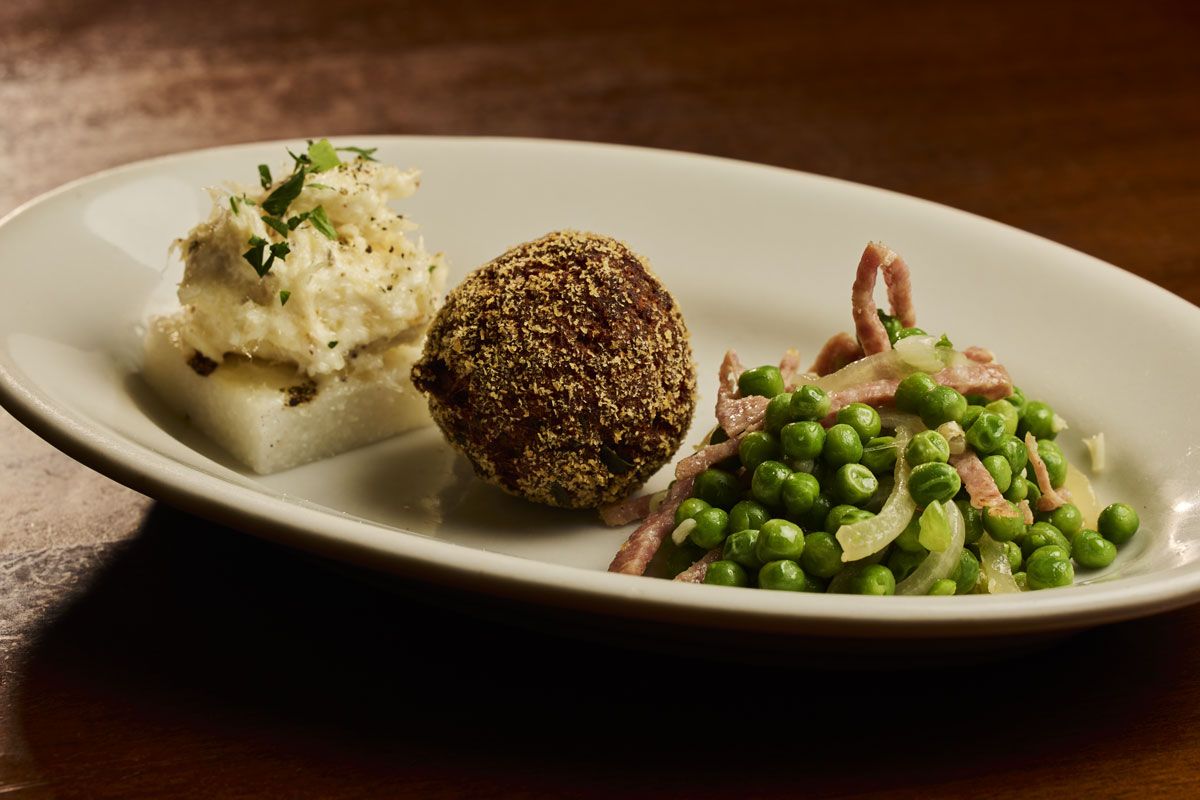 人気のチケッティ3種（左から、バッカラマンテカート、ミートコロッケ、グリーンピース）盛り合わせ690円。