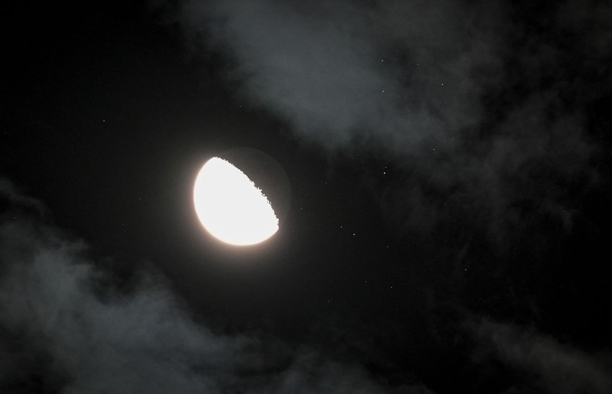 月とプレアデス星団（すばる）の接近。トルコ首都アンカラにて、2025年9月13日撮影（Ercin Erturk/Anadolu via Getty Images）