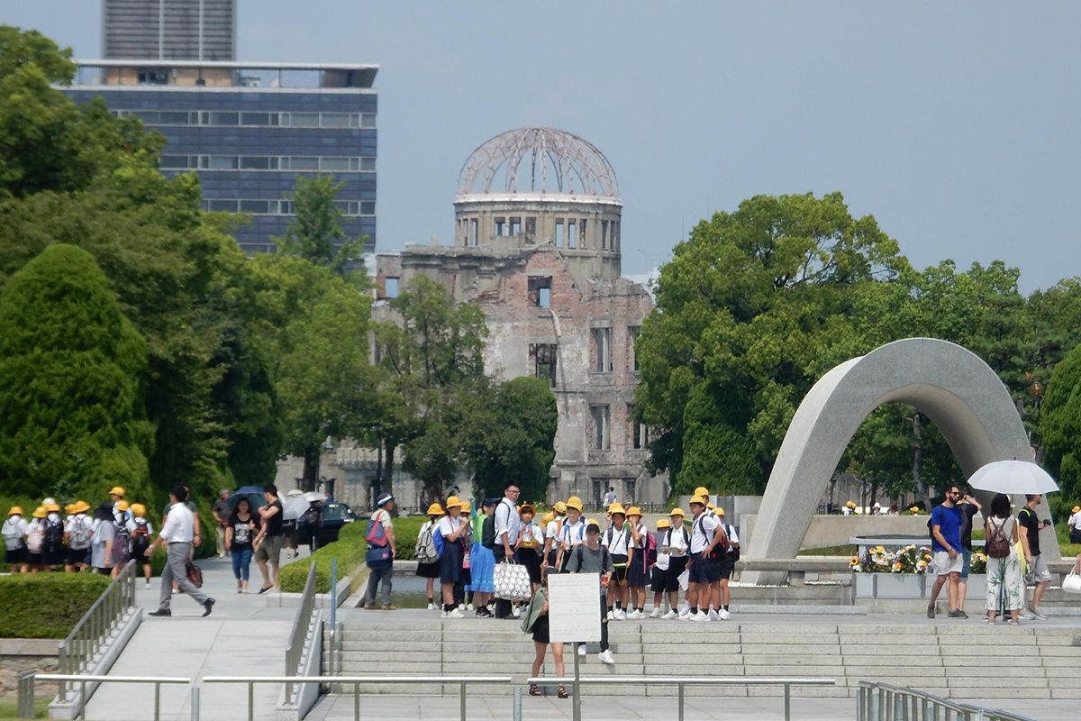 広島（Hiroshima）の地名は、人類史上初の原爆投下を悼むダークツーリズムのメッカとして世界中の人たちに知られている