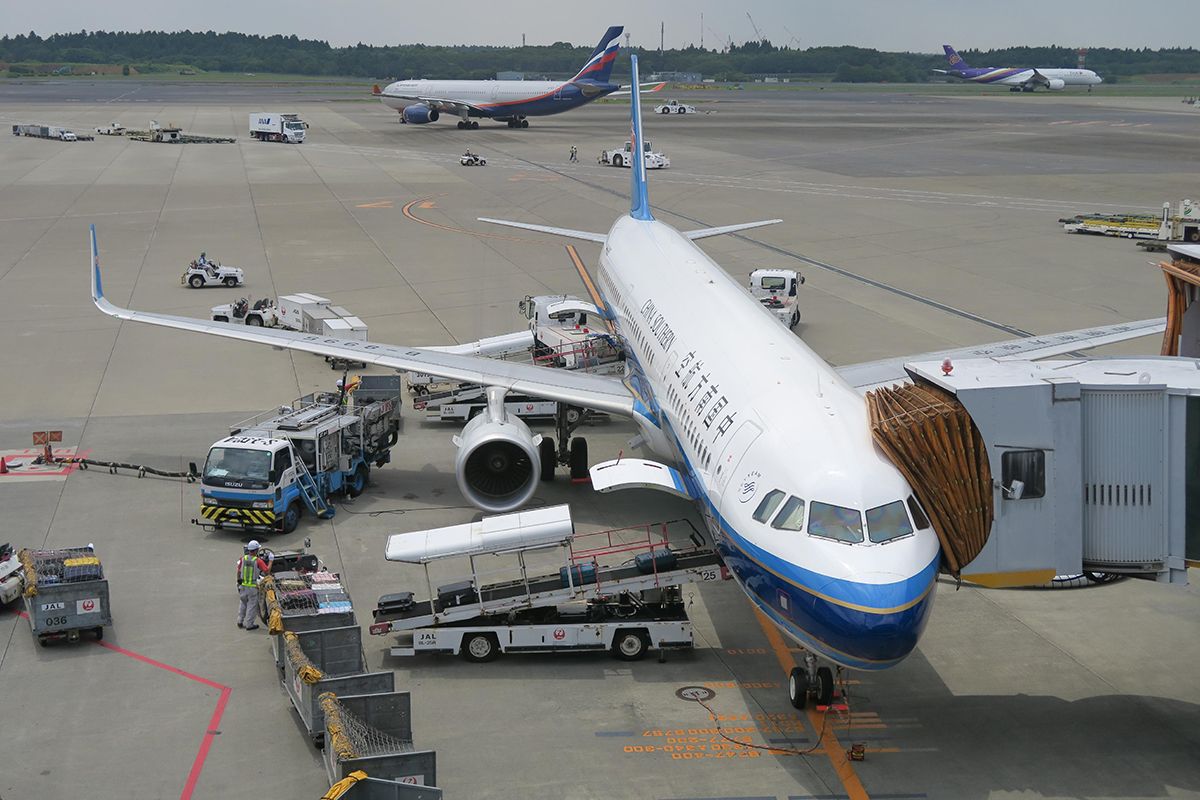 今年11月、中国政府の渡航自粛勧告により中国の航空会社の日本路線の減便が900超に拡大したと報じるメディアもあった