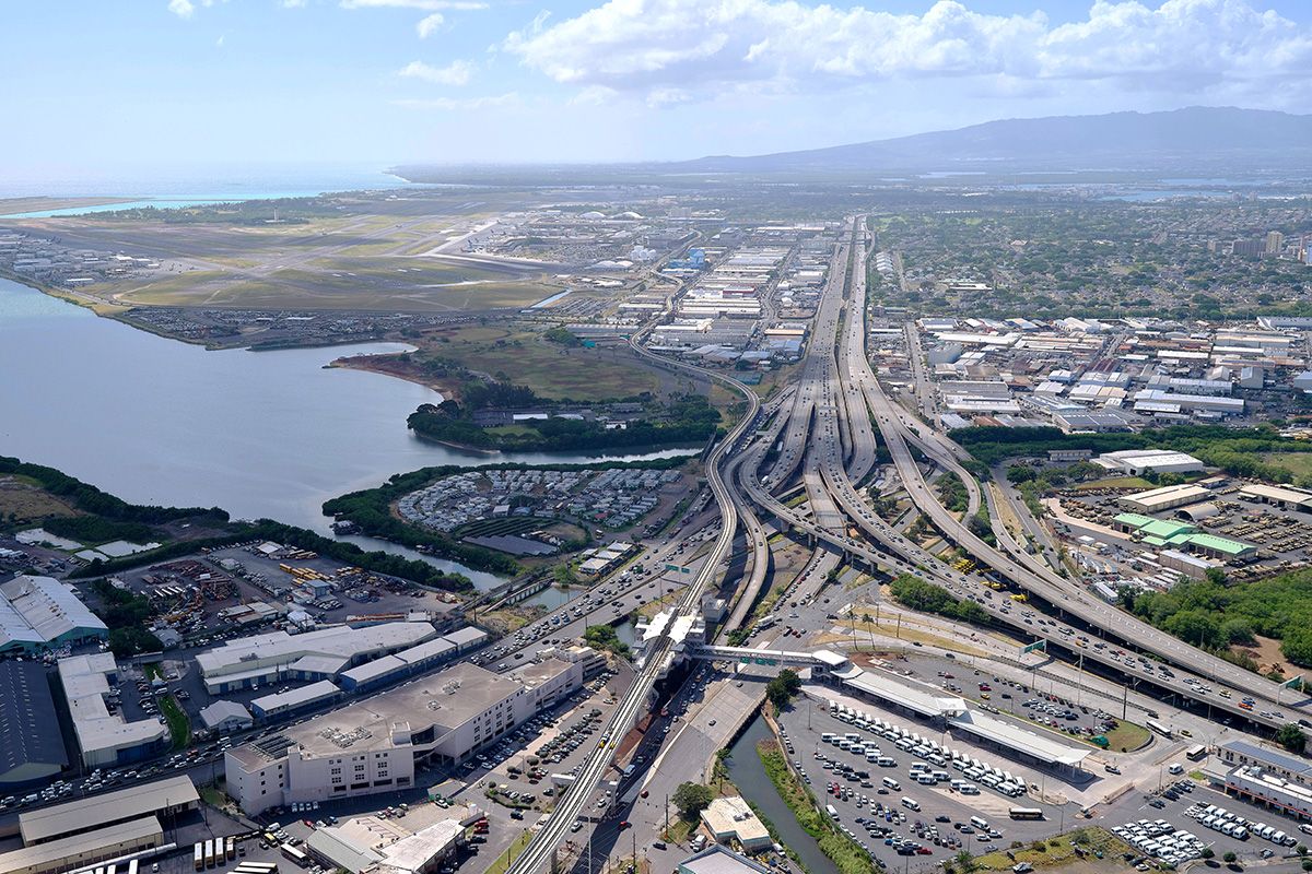 西側から伸びる鉄道レールと、手前に見えるのが「ミドルストリート・トランジットセンター」駅