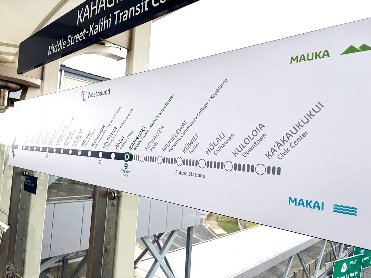 駅に掲示されている路線図にも、開通予定は「シビックセンター」駅までと表示されている。「アラモアナセンター」駅の表示はない