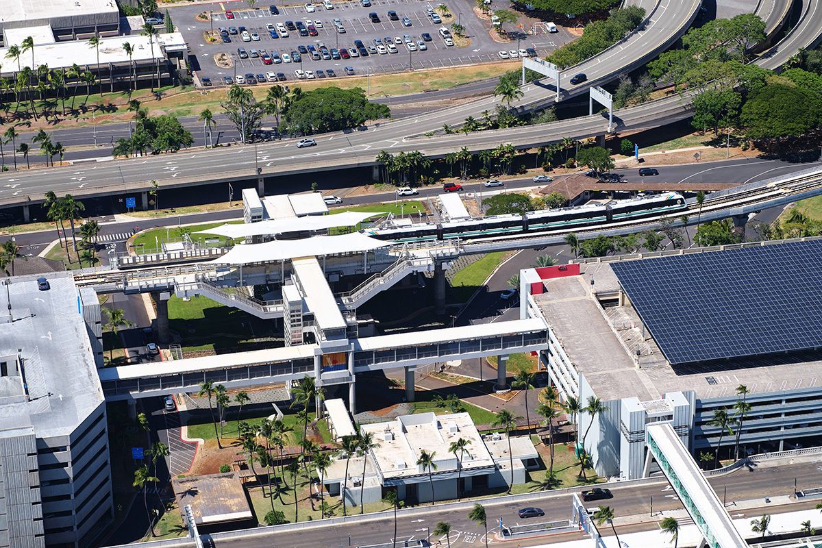 「ダニエルKイノウエ国際空港」駅を上空から見たところ。駅舎は空港のパーキングビルに連結している