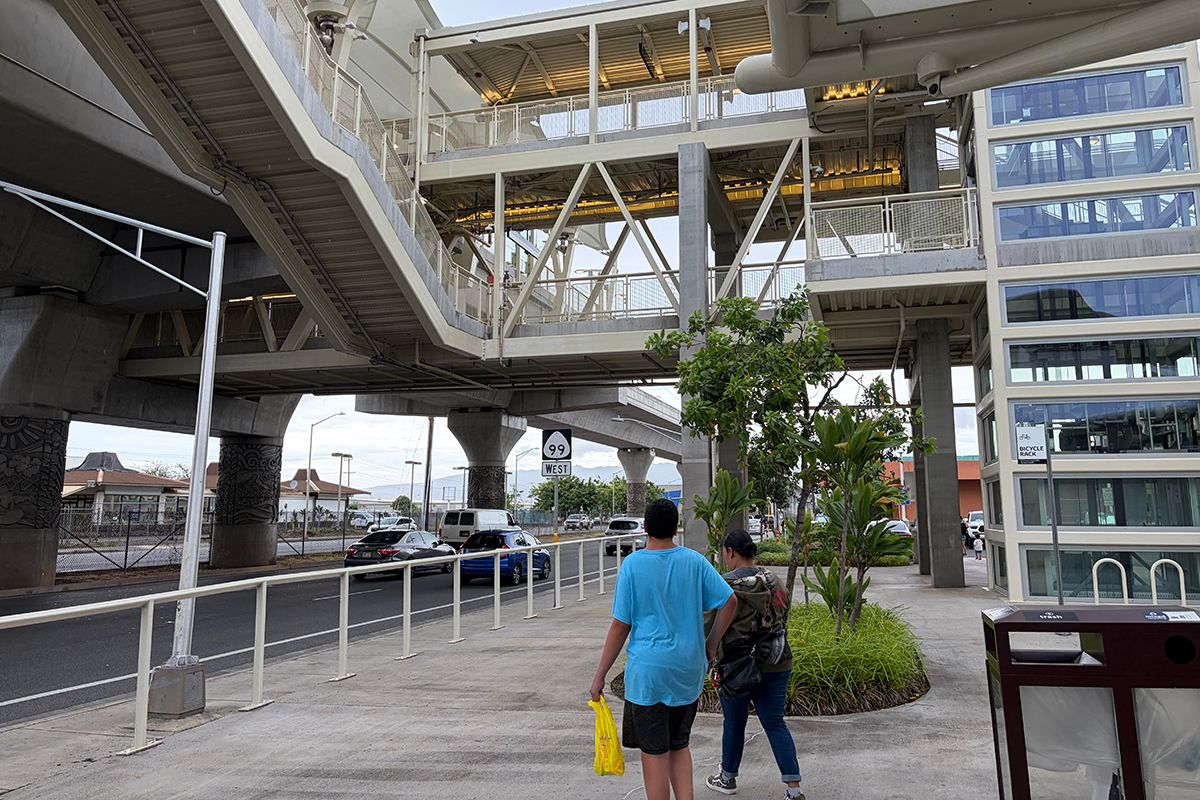 「パールリッジ」駅の様子。どことなく東京の「ゆりかもめ」の駅を彷彿とさせる
