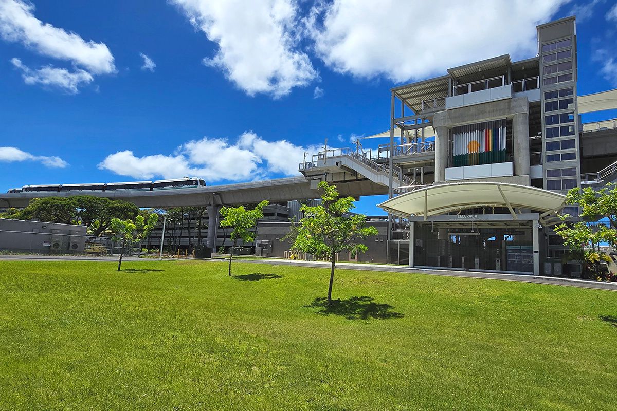 「ダニエルKイノウエ国際空港」駅を山側から眺める。裏側に空港が広がる