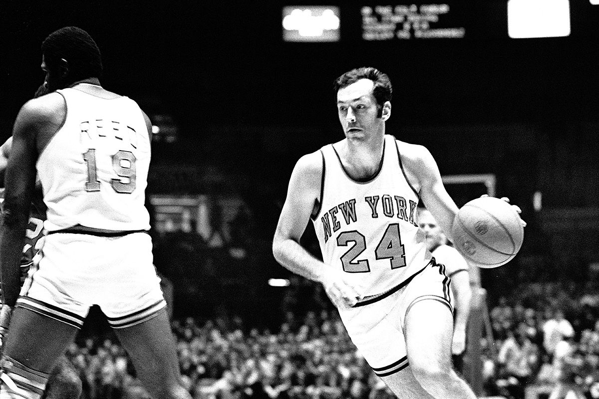 NBAニューヨーク・ニックス時代のビル・ブラッドリー元上院議員（右）。背番号「24」は永久欠番になり、1983年にはNBAの殿堂入りを果たしている　　Ross Lewis / Getty Images