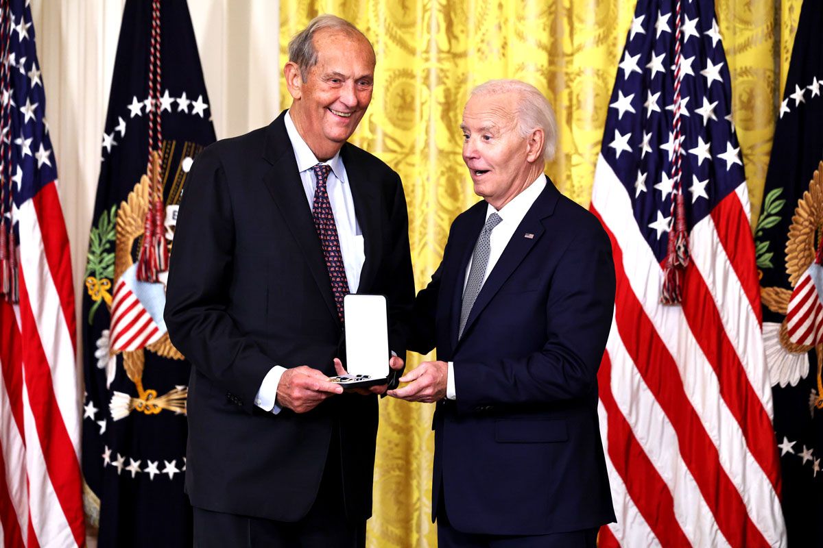 2025年1月2日、ジョー・バイデン米大統領（右）から大統領市民勲章を授かるビル・ブラッドリー元米上院議員（左）　　Chip Somodevilla / Getty Images