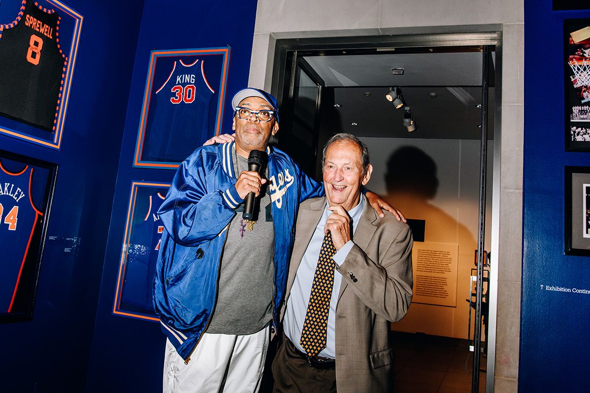 ニューヨーク・ニックスの熱心なファンで、ブラッドリー元上院議員（右）の友人でもある映画監督のスパイク・リー（左）。ドキュメンタリー『Rolling Along』の共同エグゼクティブプロデューサーを務めた　　Nina Westervelt / Variety / Getty Images