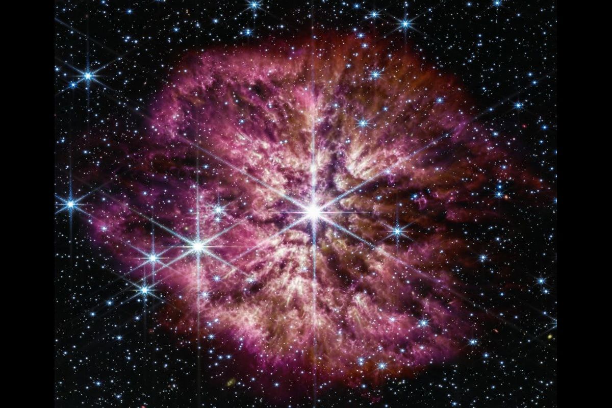 ジェームズ・ウェッブ宇宙望遠鏡（JWST）の近赤外線カメラ（NIRCam）と中赤外線装置（MIRI）の観測による合成画像の中央に明るく輝く高温のウォルフ・ライエ星「WR 124」（NASA, ESA, CSA, STScI, Webb ERO Production Team）