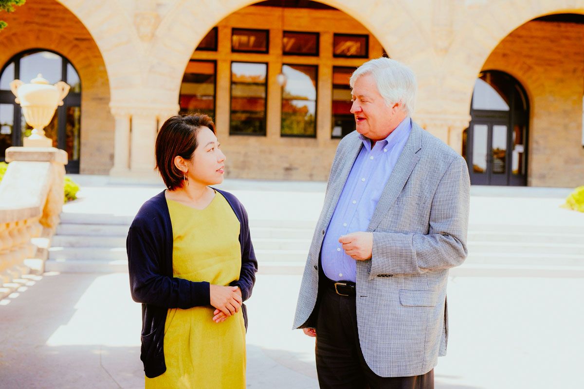 「（日本企業は）シリコンバレー流の『変化を楽しむ文化』を取り入れることが必要」と説くダッシャー教授（右）　　Courtesy of the author