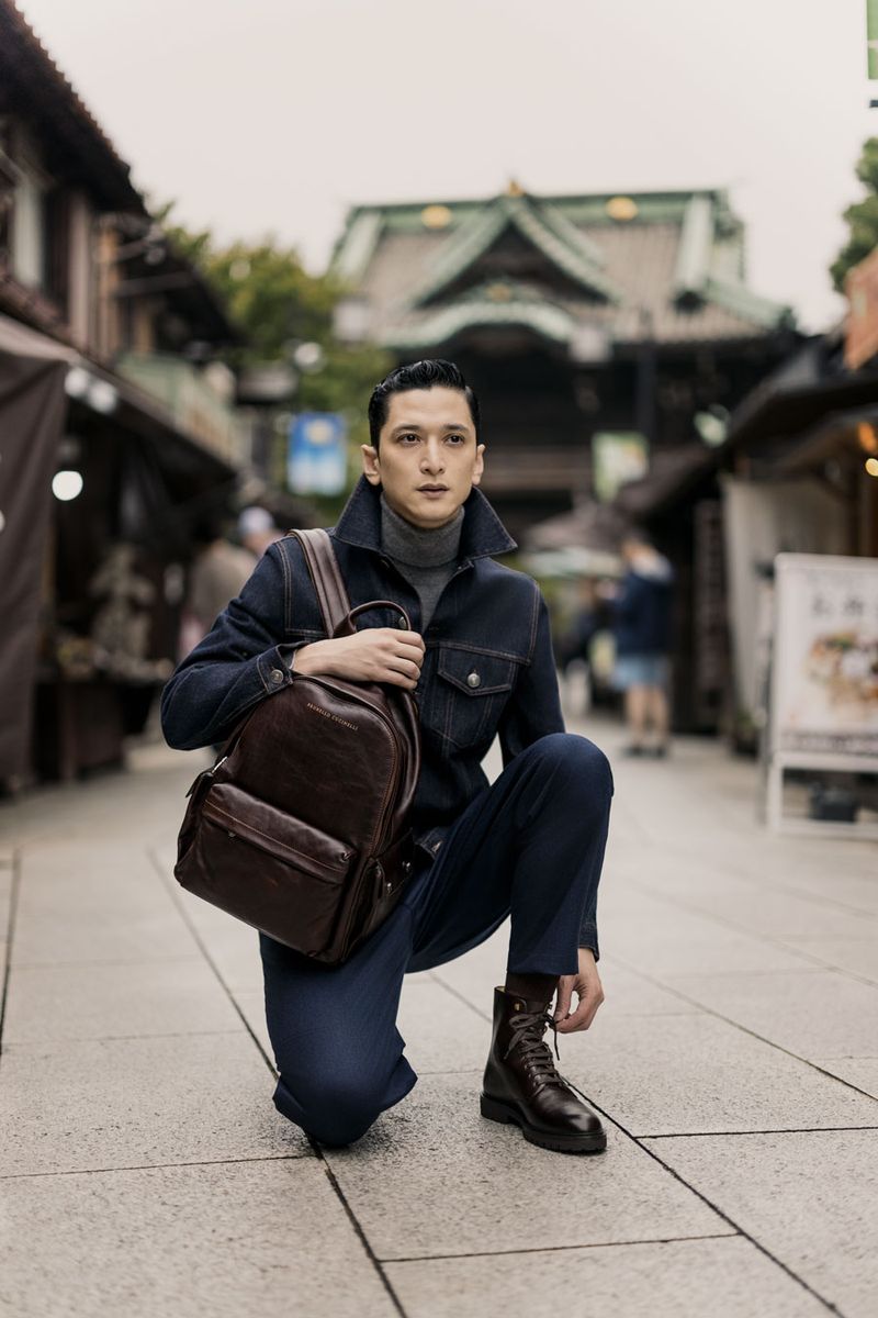 バッグ［H43×W31×D18cm］618200円、ブーツ247500円、ブルゾン454300円、セーター255200円、パンツ226600円〈すべてブルネロ クチネリ／ブルネロ クチネリ ジャパンTel:03-5276-8300〉