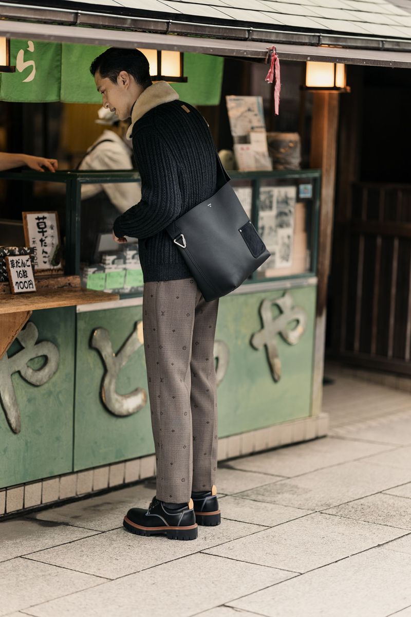 バッグ［H33×W30×D15.5cm］627000円、靴245300円、ブルゾン720500円、パンツ213400円（すべて予定価格）セーター224400円〈すべてルイ・ヴィトン／ルイ・ヴィトン クライアントサービスTel:0120-00-1854〉