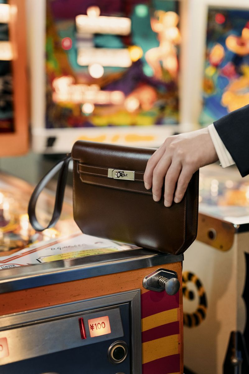 バッグ［H20×W25.5×D4cm／参考色］2057000円、スーツ876700円、シャツ161700円〈すべてエルメス／エルメスジャポンTel:03-3569-3300〉